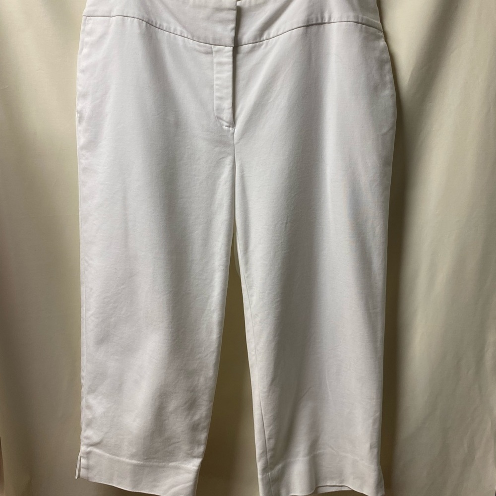 White Capris with stretch. Side pockets, side slits at bottom, 3/4 Pants